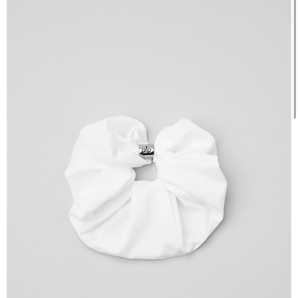 ALO Yoga Bead It Oversized Scrunchie